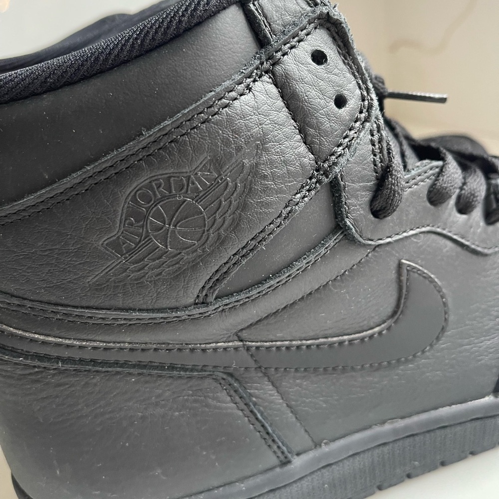Nike Air Jordan 1 Retro High OG 'Triple Black' sneaker - Picture 6 of 10